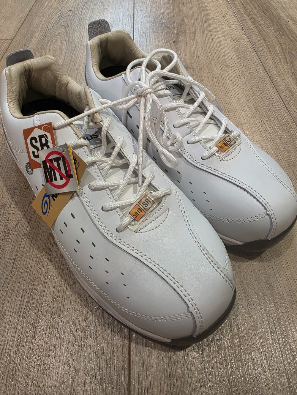 Nautilus N4041 Mens 10 Wide White ESD Work Shoes Soft Toe Slip Resistant NWT